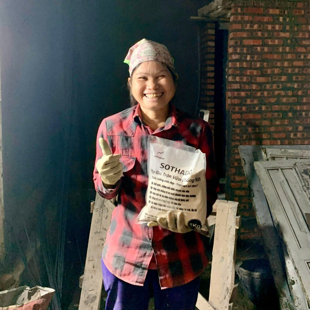 Người thợ tại công trình sử dụng Phụ gia trộn vữa chống nứt SOTHADO
